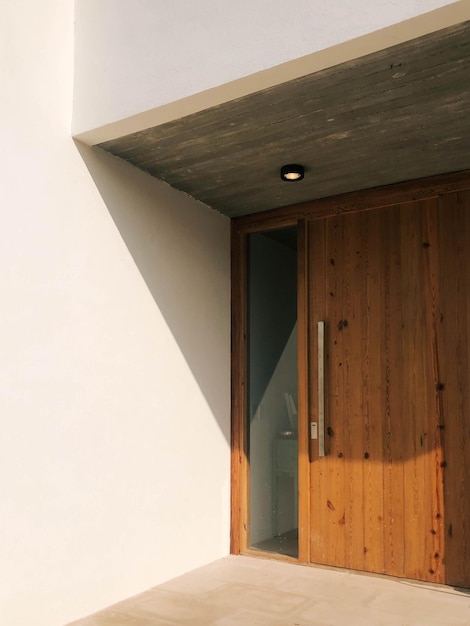 現代的な建物の入り口