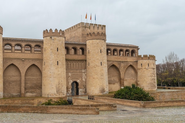 アラゴンのエブロ川の隣にあるサラゴサ市のサラゴサのhudie王のアルハフェリア宮殿の入り口。スペイン