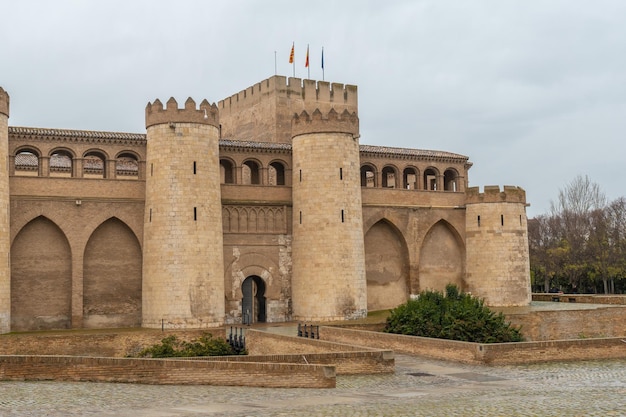 Ingresso del palazzo dell'aljaferia dei re hudie di saraqusta nella città di saragozza, vicino al fiume ebro in aragona. spagna