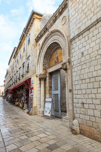 Foto portale d'ingresso della basilica eufrasiana, porec