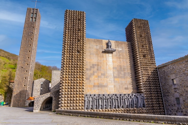 Photo entrance of the precious aranzazu sanctuary in the town of oã±ati, gipuzkoa. basque country. emblematic sites of the basque country