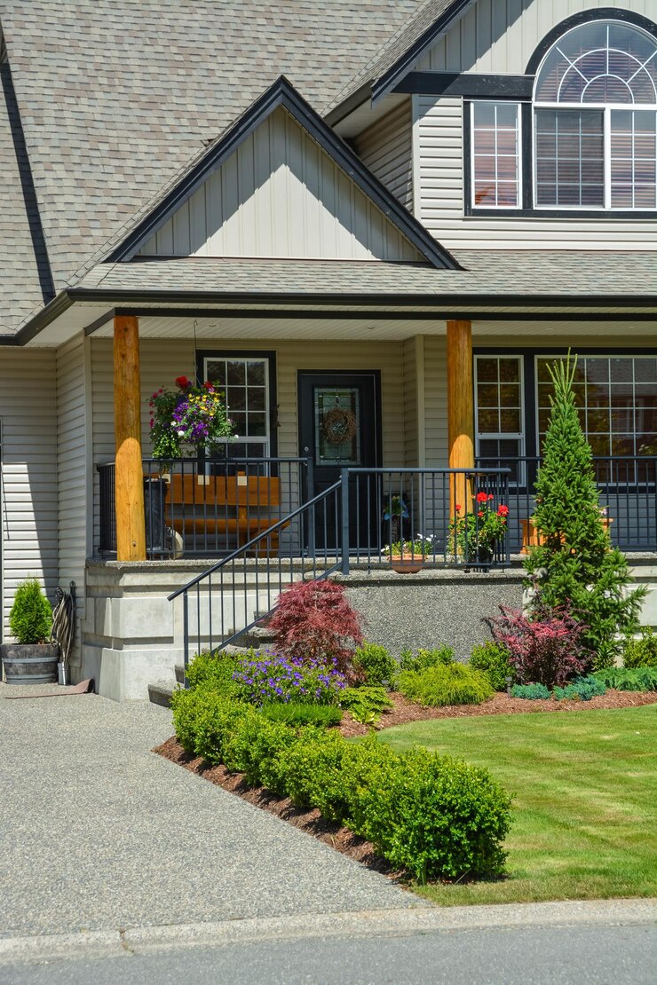Photo entrance of suburban house with landscaping in front