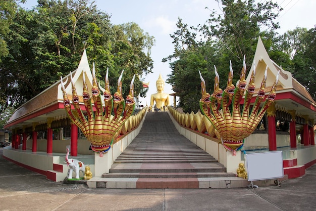 Foto l'ingresso al tempio di wat mahathat