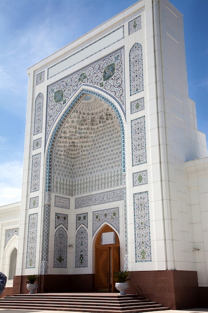 우즈베키스탄 타슈켄트의 화이트 모스크 입구.