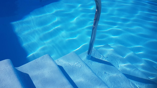 Ingresso con gradini e ringhiera alla tranquillità della piscina, per sport acquatici e riabilitazione