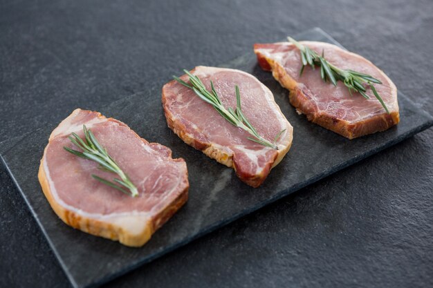 Foto entrecote en rozemarijnkruid op leiplaat