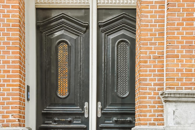 Entree zwarte deur van het gebouw