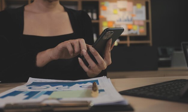 Foto imprenditore uomo d'affari asiatico e donna d'affari che discutono di un nuovo progetto di business in tablet nel moderno meeting in modern office business asiatico concetto casual