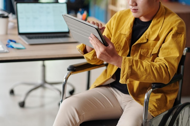 Photo entrepreneur checking data on screen