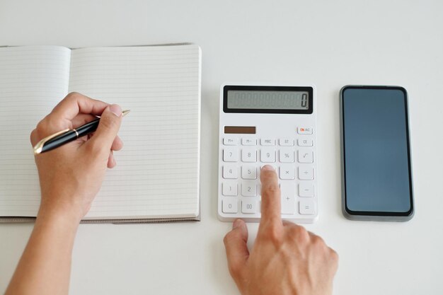 Photo entrepreneur making calculations