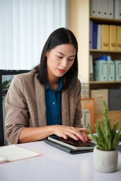 Entrepreneur Reading Report on Tablet