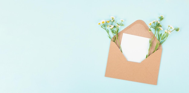Envelop met leeg papier en bloemen wenskaart voor de verjaardag van moeder en grootmoeder in de zomer