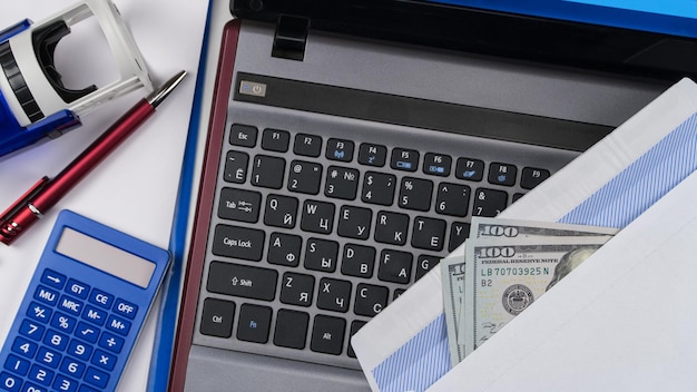Envelop met met Amerikaanse dollars op laptop toetsenbord Online registratie Omkoping en corruptie