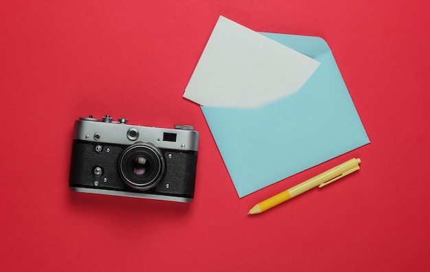 사진 편지, 빨간색 배경에 레트로 카메라 봉투. 평면도. 여행 컨셉