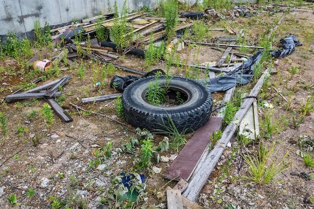 Фото Окружающая среда автомобильные шины и строительный мусор выброшены на землю