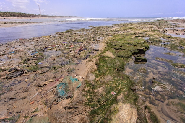 Окружающая среда на пляже Тешие, рыбацкой деревне в Гане