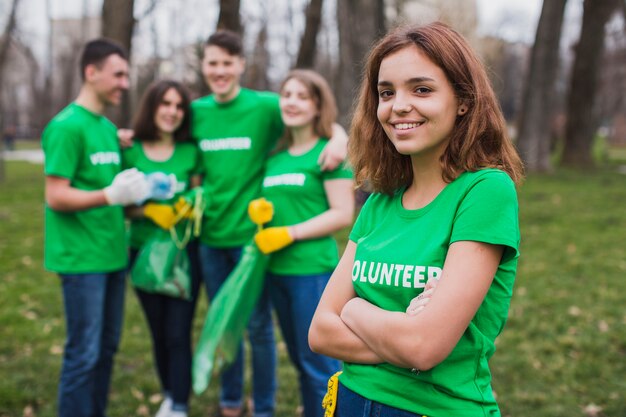 Ambiente e concetto di volontariato con un gruppo di persone