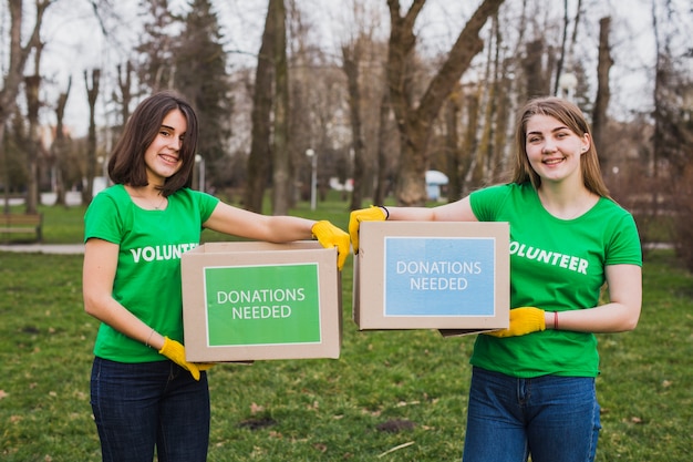 Foto ambiente e concetto di volontariato con persone che tengono le scatole per le donazioni