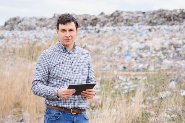 Attivista ambientale vicino alla discarica