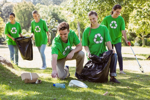 쓰레기를 줍는 환경 운동가
