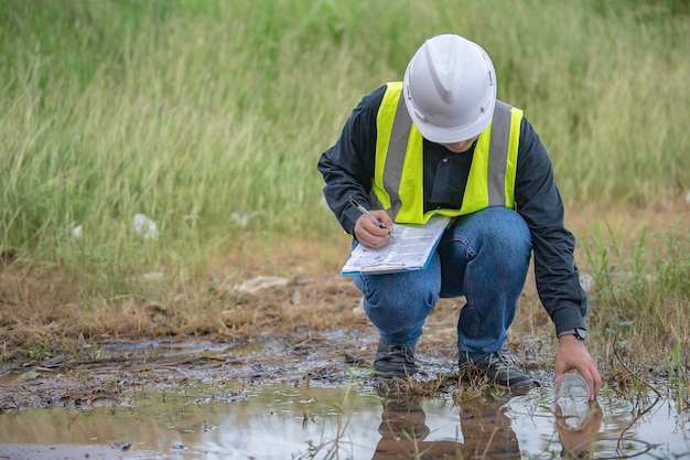 環境技術者が水質を検査する実験室に水を持ってきてテストする水と土壌のミネラル含有量をチェックする水源の汚染物質をチェックする