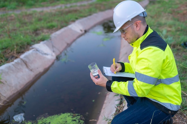 Foto ingegneri ambientali ispezionano la qualità dell'acqua