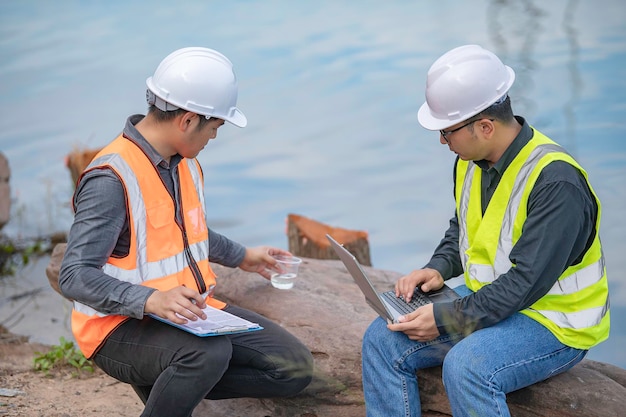 Photo environmental engineers inspect water qualitybring water to the lab for testingcheck the mineral content in water and soilconsultation to solve the problem of chemical contaminated water sources