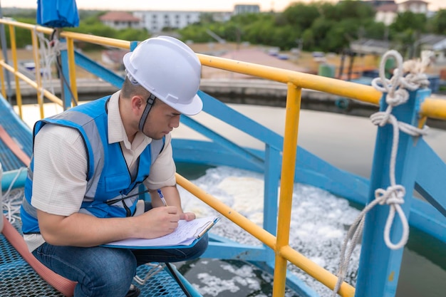 Foto gli ingegneri ambientali lavorano negli impianti di trattamento delle acque reflue ingegneria dell'approvvigionamento idrico che lavora presso l'impianto di riciclaggio dell'acqua per il riutilizzo