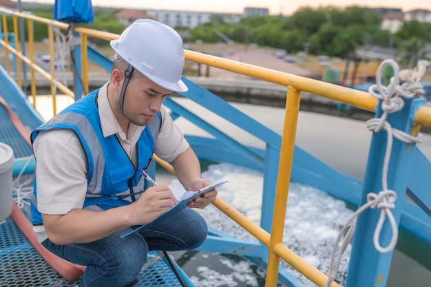 Foto ingegneri ambientali lavorano negli impianti di trattamento delle acque reflue ingegneria dell'approvvigionamento idrico lavorando nell'impianto di riciclaggio dell'acqua per il riutilizzo