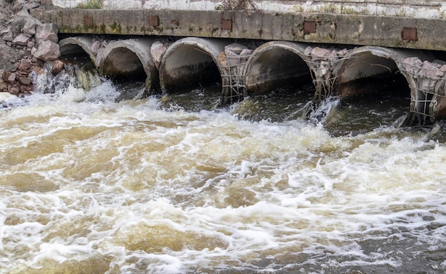 Загрязнение окружающей среды экологическая катастрофа Сброс загрязненных сточных вод в реку из
