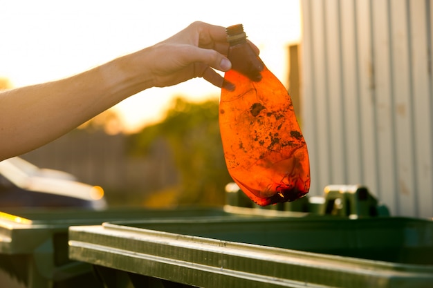 写真 環境汚染問題。選択の概念：自然を保護するか、使い捨てプラスチックを使い続ける。