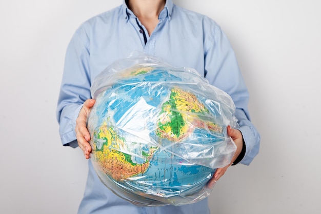 Foto la protezione dell'ambiente che appanna il pianeta una donna tiene tra le mani il pianeta terra nel fo