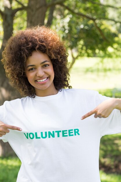 Photo environmentalist pointing at volunteer tshirt