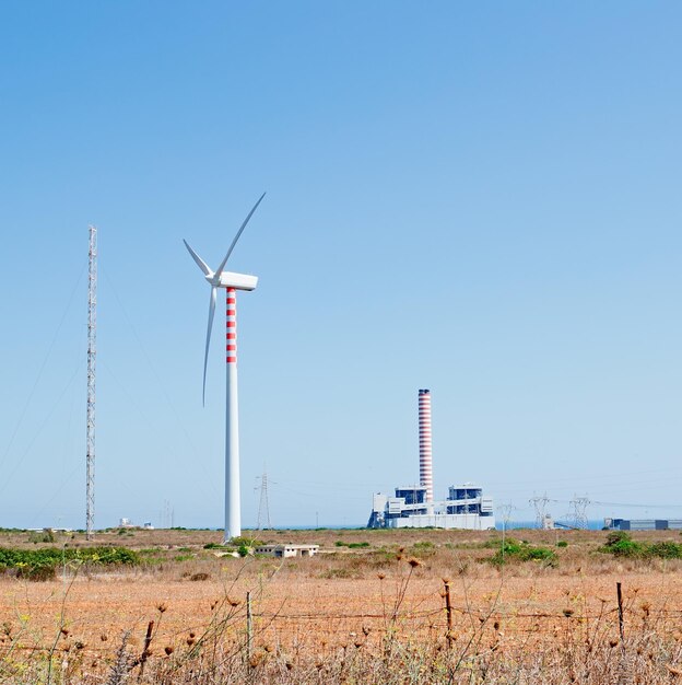 Eolic blades elektriciteitsmast en schoorsteen in Sardinië