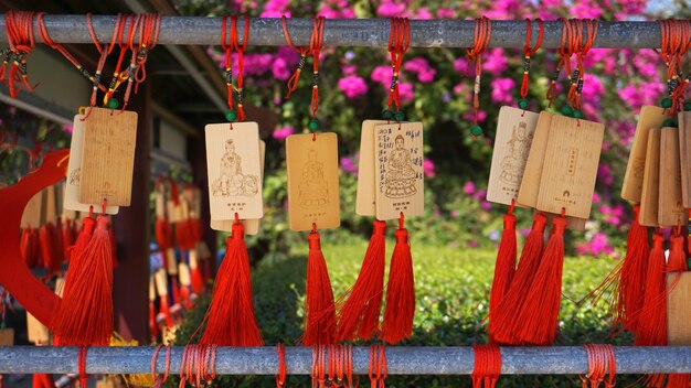 Le persone scrivono e appendono l'etichetta ema wood o l'etichetta in legno per pregare per buona fortuna felice altro a sanya, cina