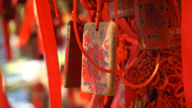 Le persone scrivono e appendono l'etichetta ema wood o l'etichetta in legno per pregare per buona fortuna felice altro a sanya, cina