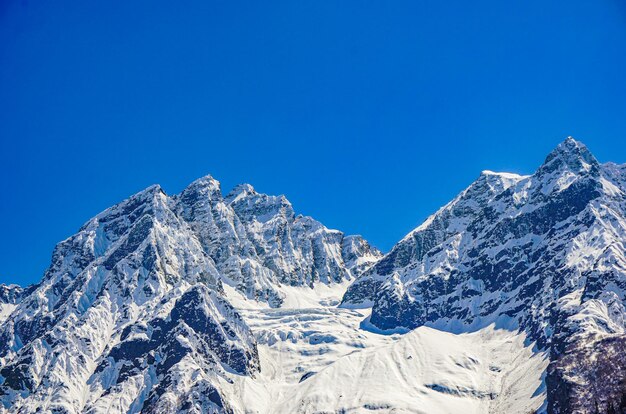 Ephemeral echoes weather and atmosphere around everest