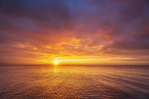 海に沈む壮大な夕日