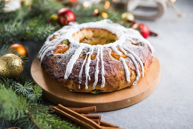 주현절 케이크, 킹스 케이크, Roscon de reyes 또는 Rosca de reyes. 전통적인 스페인 크리스마스 케이크입니다.