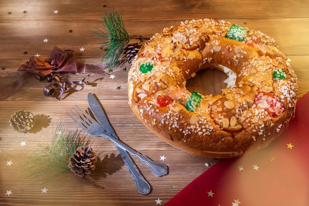 설탕에 절인 과일 Roscon de Reyes가 나무 테이블에 있는 Epiphany 케이크 전형적인 스페인 디저트