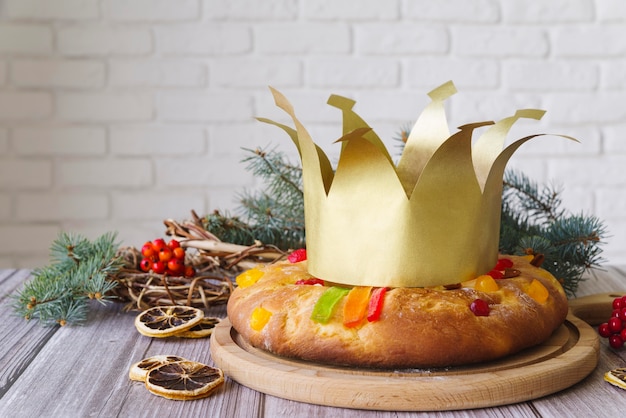 Photo epiphany day dessert decorated with paper crown and dried citrus