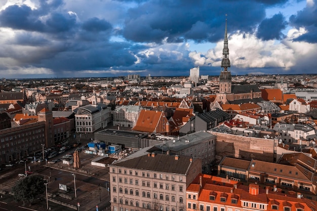 Episch panoramisch uitzicht op Riga van bovenaf. Luchtfoto van de oude stad van Riga, Letland. Mooi na onweerswolken, nat weer en zonnige wolken.