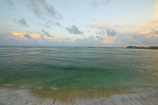 Episch zonsondergang tropisch strand in Sri Lanka, dramatische wolken van de hemelmoesson