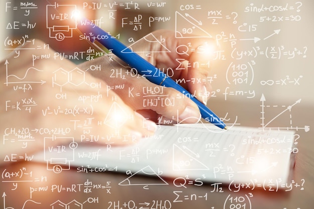 写真 背景に浮かんでいる方程式、本、学習の教えや科学的なメモを表す