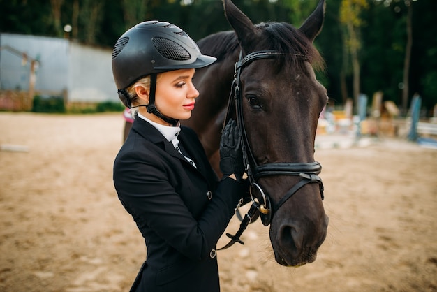 乗馬スポーツ、女性騎手、馬の顔