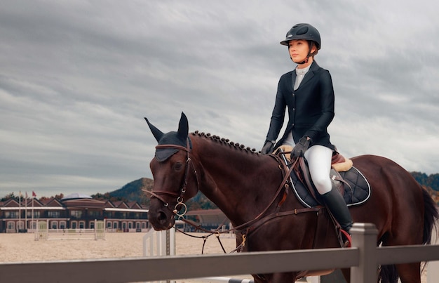 乗馬スポーツ少女はチャンピオンシップで馬に乗る