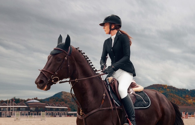 乗馬スポーツ少女はチャンピオンシップで馬に乗る