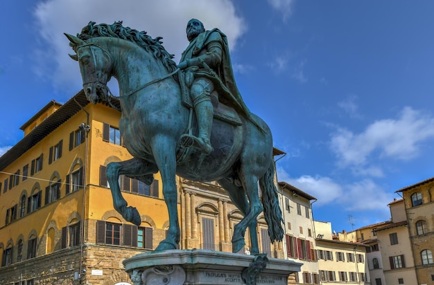 Photo equestrian statue of cosimo i de' medici on the piazza della signoria by giambologna florence italy