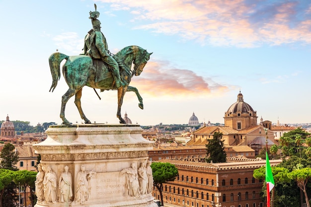イタリアの祖国ローマの祭壇の上にあるビクターエマニュエル2世の乗馬像
