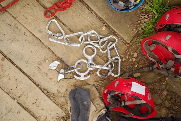 Foto attrezzatura per alpinisti corde da lavoro in alta quota e sistemi di assicurazione caschi e carabine di sicurezza